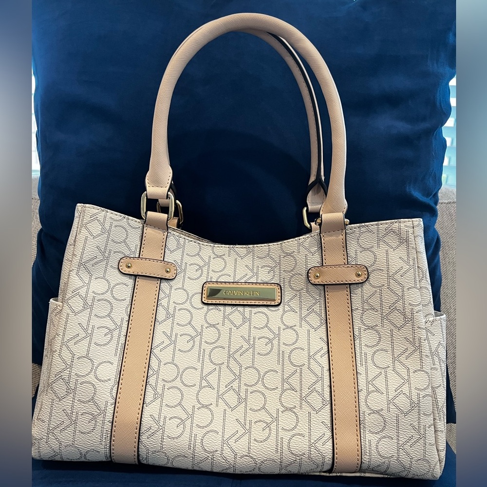 Calvin Klein Satchel, off white, cream faux lea handle and gold tone hardware!